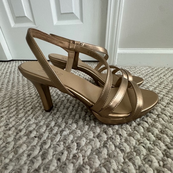 Women’s size 8 Naturalizer Brenta Heels - Picture 3 of 3